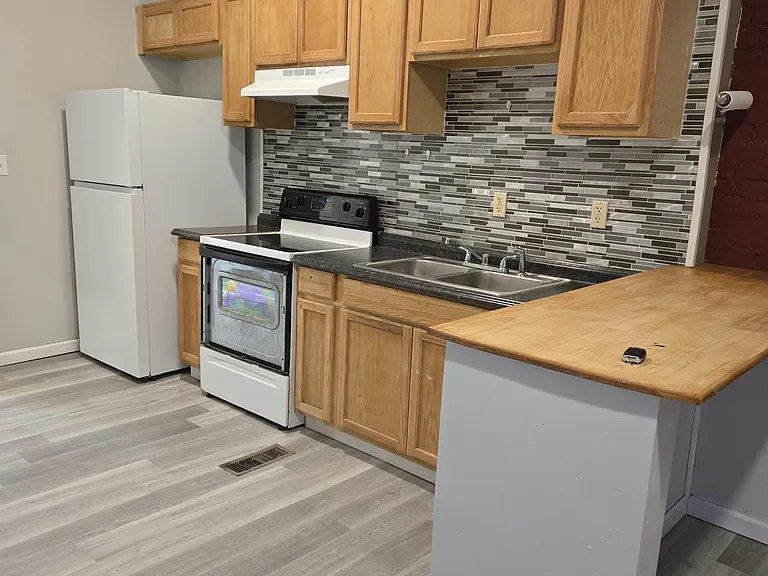 6 Main St #1 — Photo 12