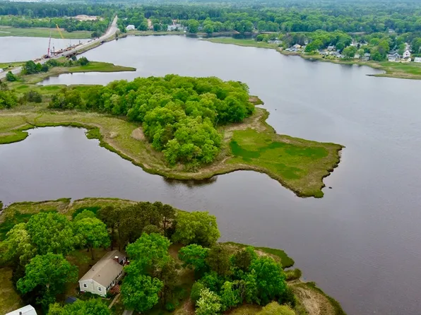 26 1st Ave, Wareham, MA 02571