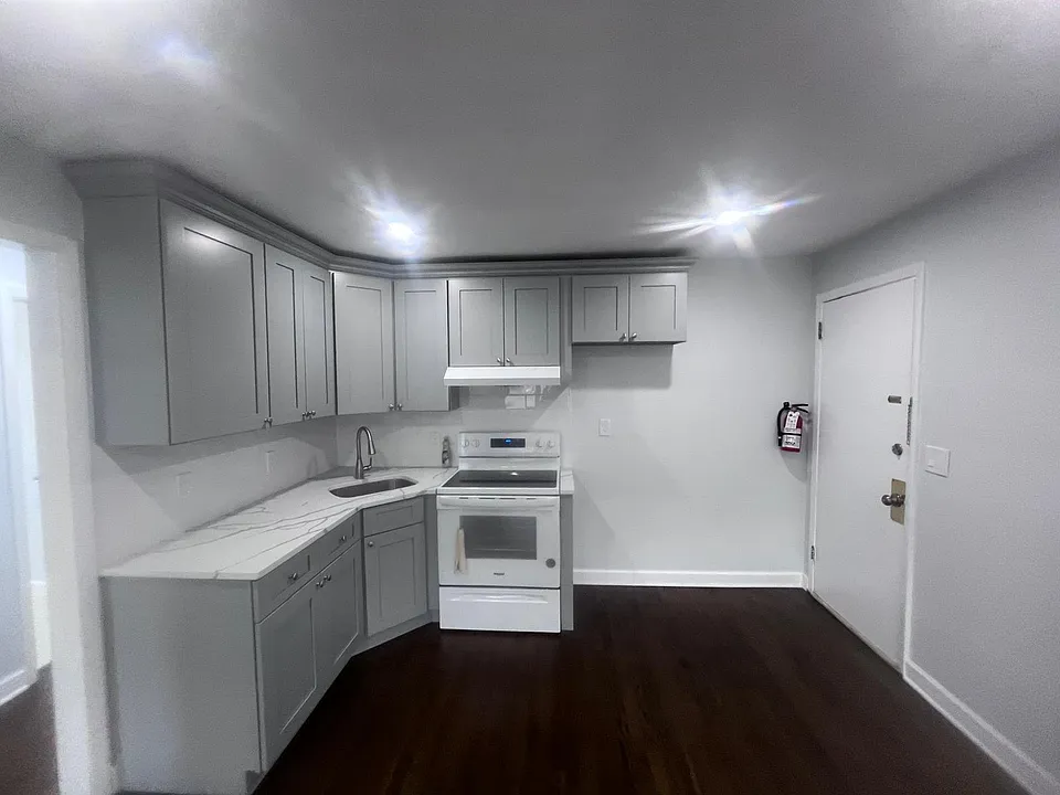 479 Pompton Ave #2F
