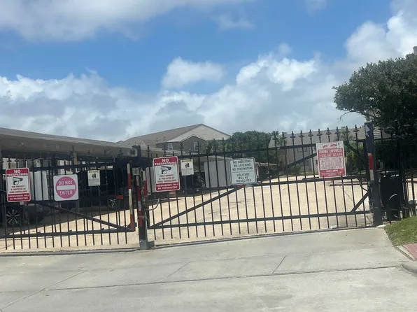 3220 69th St APT B12, Galveston, TX 77551