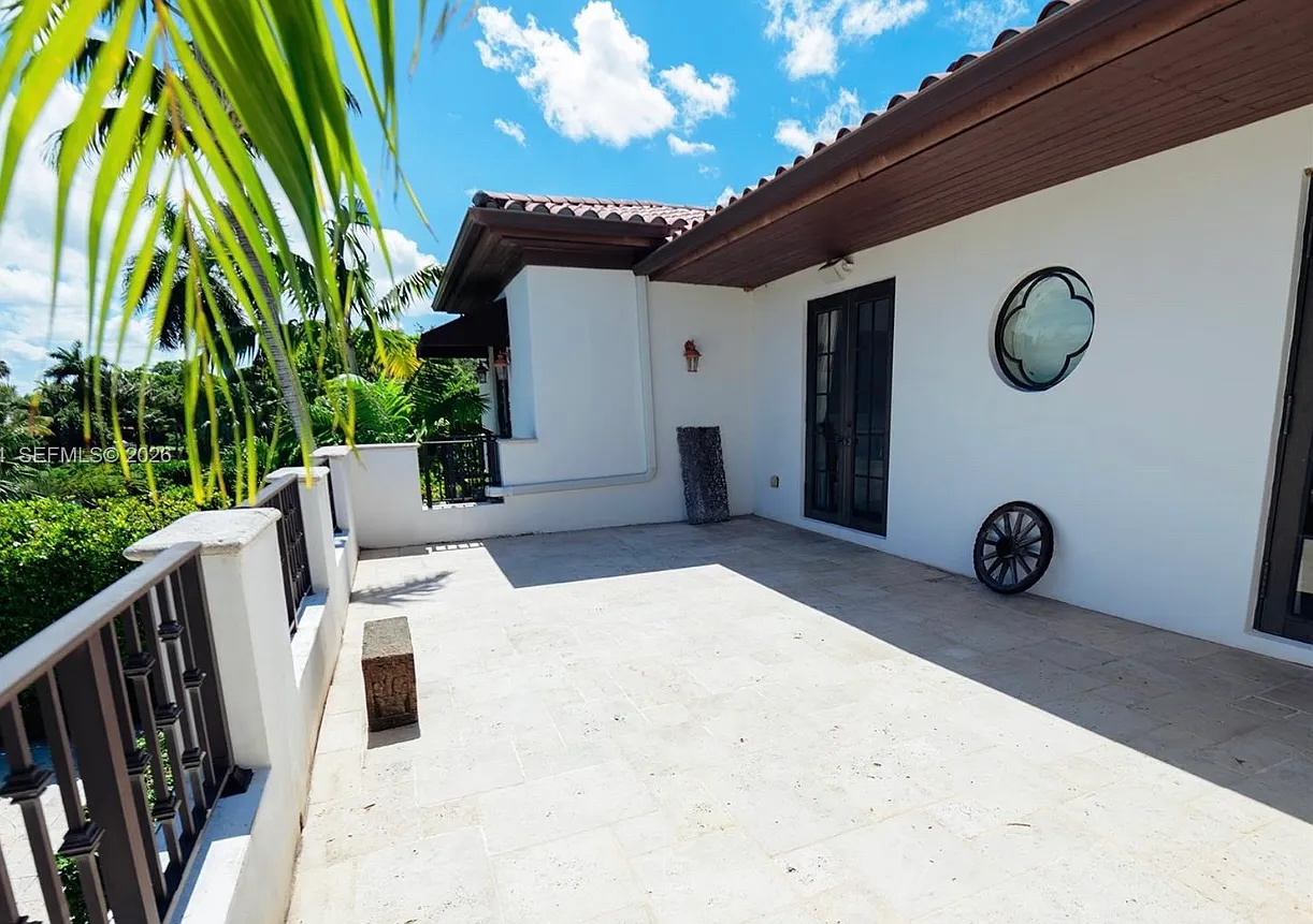 6 bed, 5.5 bath, 5322 sqft, $28,000 — Photo 3
