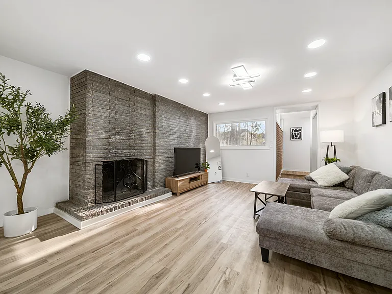 325 Russell Rd — Photo 3