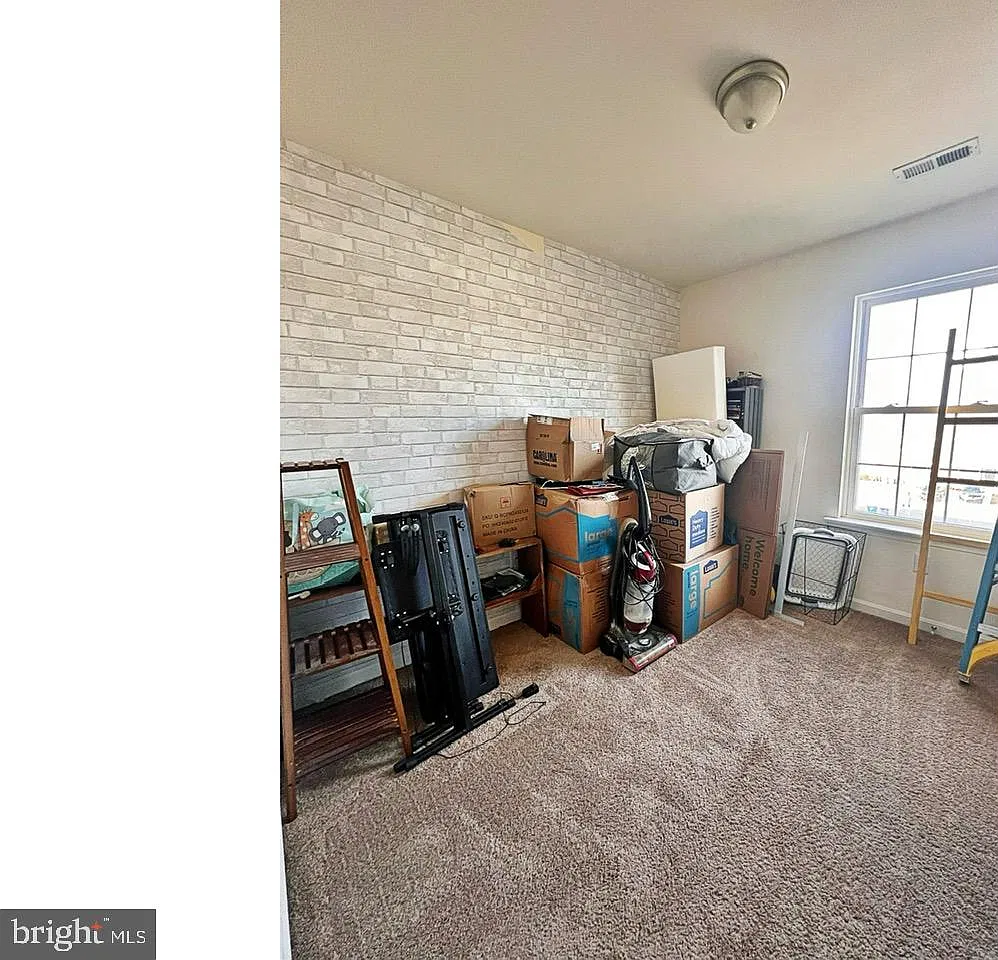 3 bed, 2.5 bath, 2484 sqft, $2,100 — Photo 3