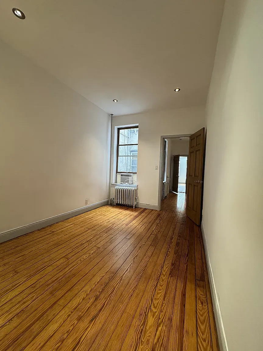 2021 Woodbine Street — Photo 2