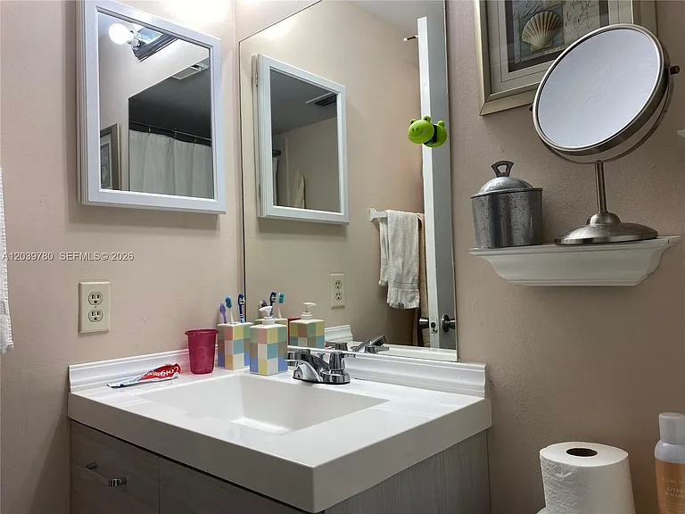 450 Palm Cir W #301 — Photo 17