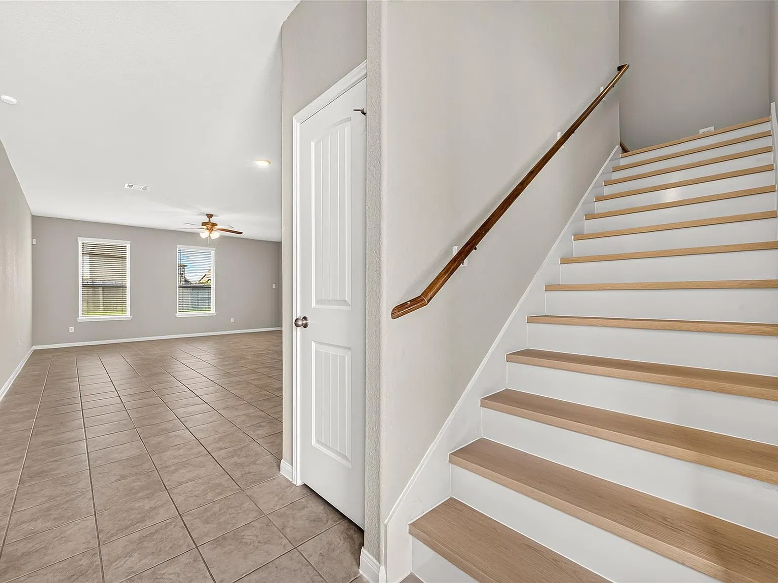 3 bed, 2.5 bath, 2500 sqft, $2,575 — Photo 2