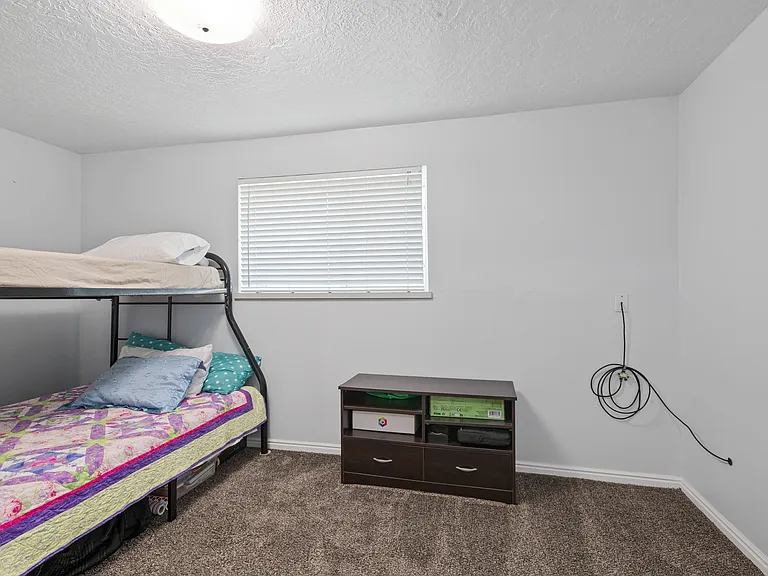 553 N 200 W — Photo 11
