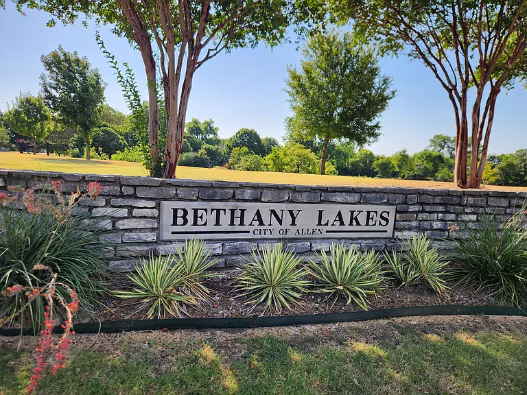 Bethany Lakes Park is 3-5 minutes from home and is one of Allen's most beautiful parks. Features Ponds, fishing, walking trails, exercise area, kids jungle gym and amphitheater/events and more.