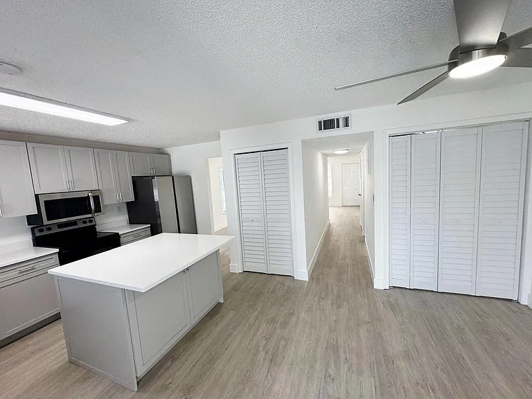 3920 Woodside Dr #14 — Photo 6