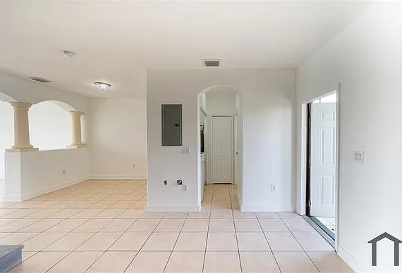 3 bed, 1302 sqft, $2,200 — Photo 4