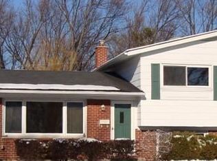 8 W Hintz Rd, Arlington Heights, IL 60004