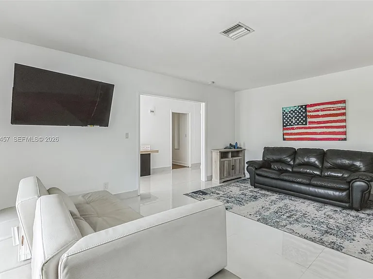 633 N Crescent Dr — Photo 13