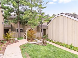 789 Oak Hill Rd, Lake Barrington, IL 60010
