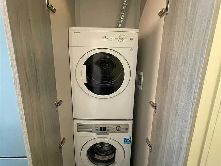 28 Wellesley St E #1105 — Photo 8