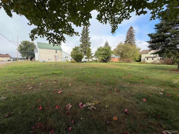 308 Greenwood St, Ishpeming, MI 49849