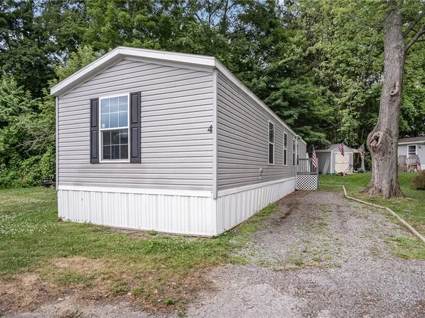 4 Forest Edge Dr, Batavia, NY 14020