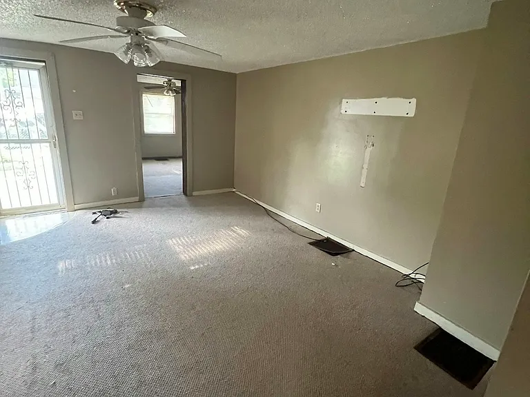403 E Division St — Photo 3