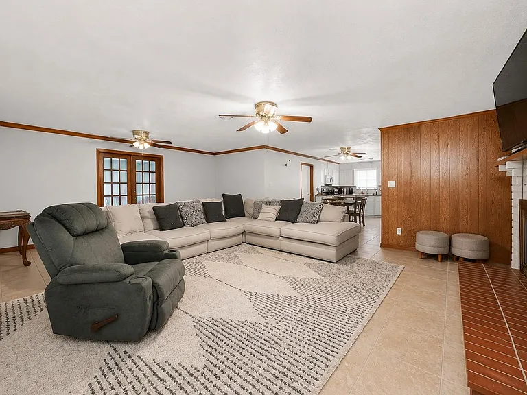 5813 Russell Ln — Photo 4