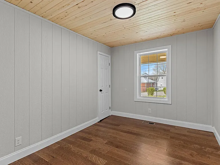 1021 Baird Ave — Photo 11