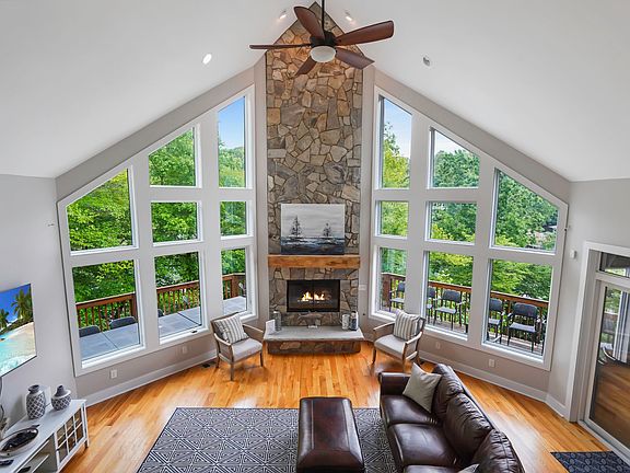 4th image of 1325 Nicholas Ln