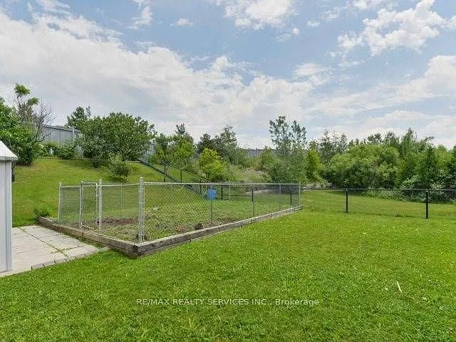 106 Pennyroyal Cres — Photo 15