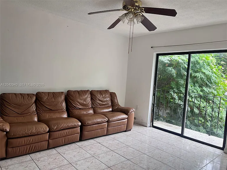 608 SW 15th Ave #3 — Photo 1
