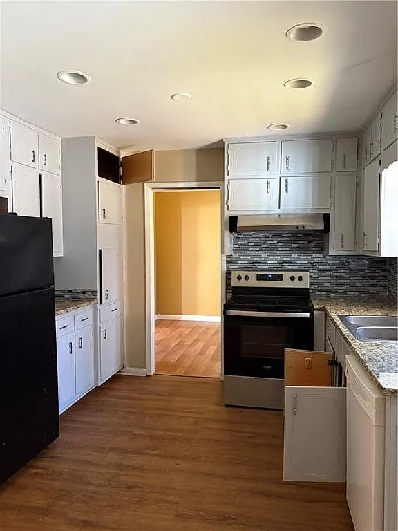 5 bed, 2.5 bath, 2024 sqft, $2,799 — Photo 4