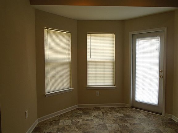 4th image of 589 Creek Valley Ct