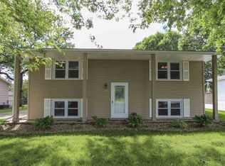 1128 Wren Rd, Waterloo, IA 50701