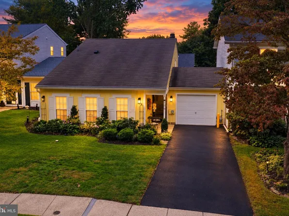 166 Bucks Meadow Ln, Newtown, PA 18940