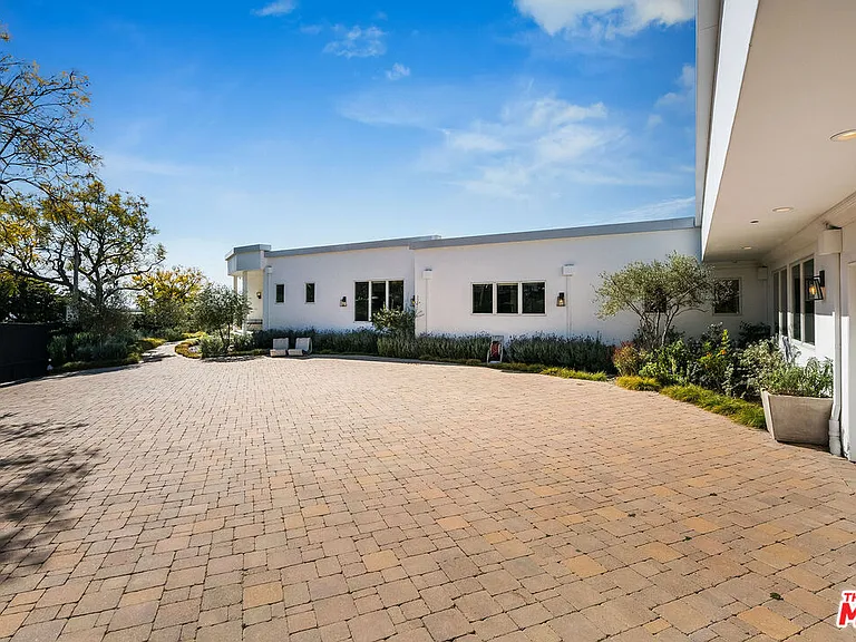 580 Chalette Dr — Photo 4