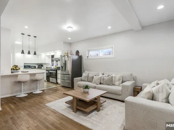 18 Sidney St, Lodi, NJ 07644