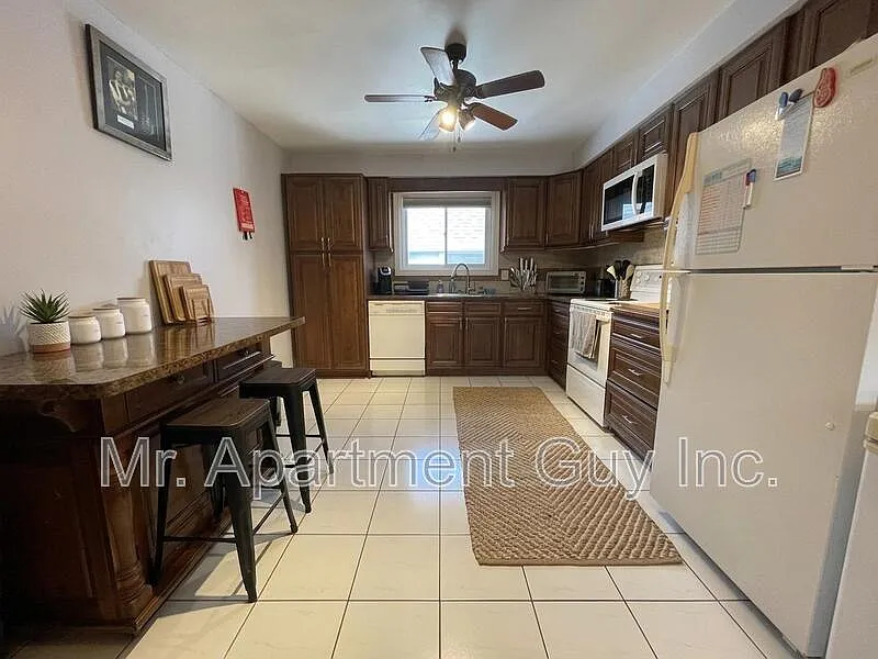 3 bed, 1.0 bath, $2,595 — Photo 2