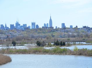33 Creekside Ct, Secaucus, NJ