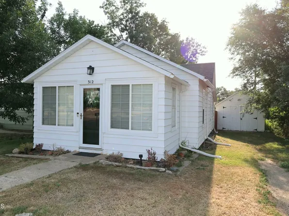 312 2nd St NE, Watford City, ND 58854