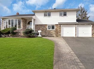82 Wenwood Dr, Massapequa Park, NY 11762