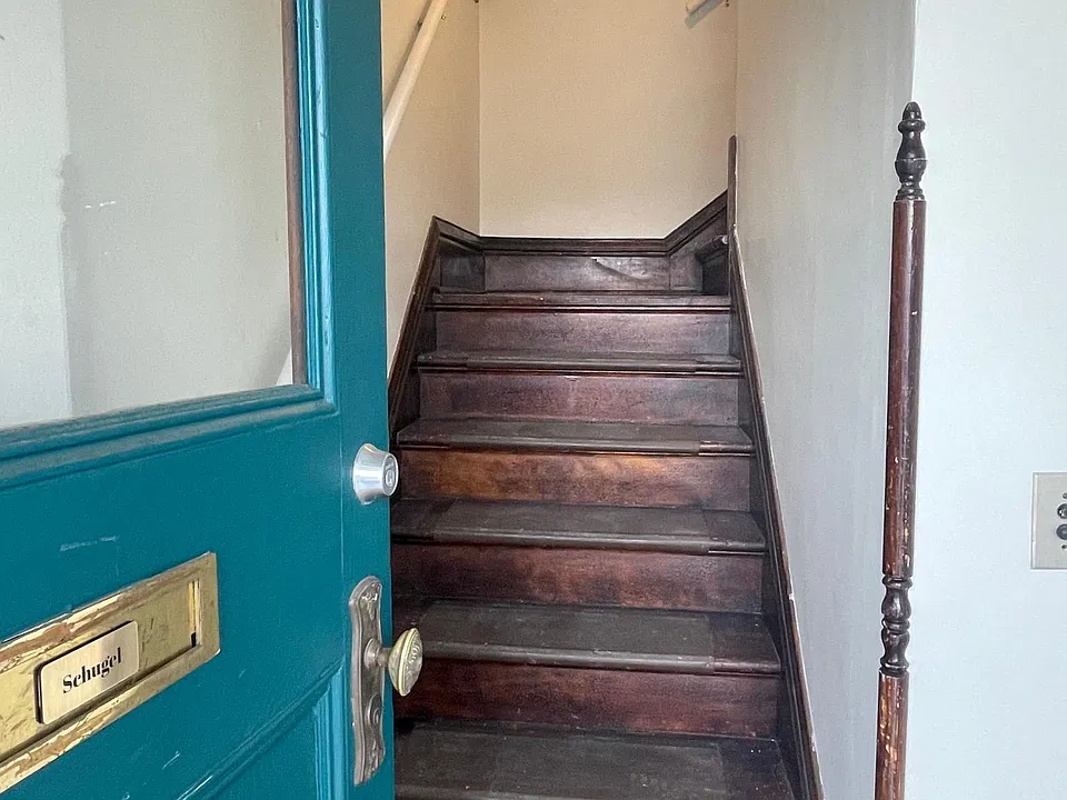 Entrance up stairs