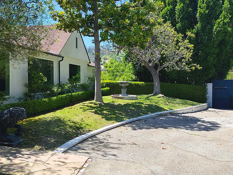 2828 Benedict Canyon Dr — Photo 8