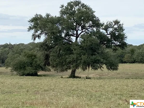 368 Dickinson Rd, Yoakum, TX 77995