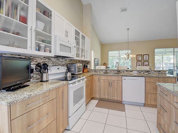 4th image of 9685 Shadybrook Drive #201