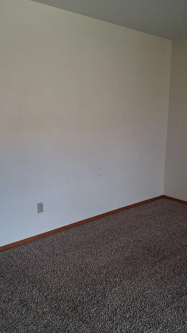 W 15th Ln 917 — Photo 3