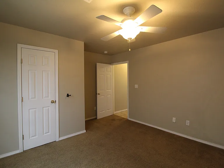 911 Lauren Ln — Photo 12