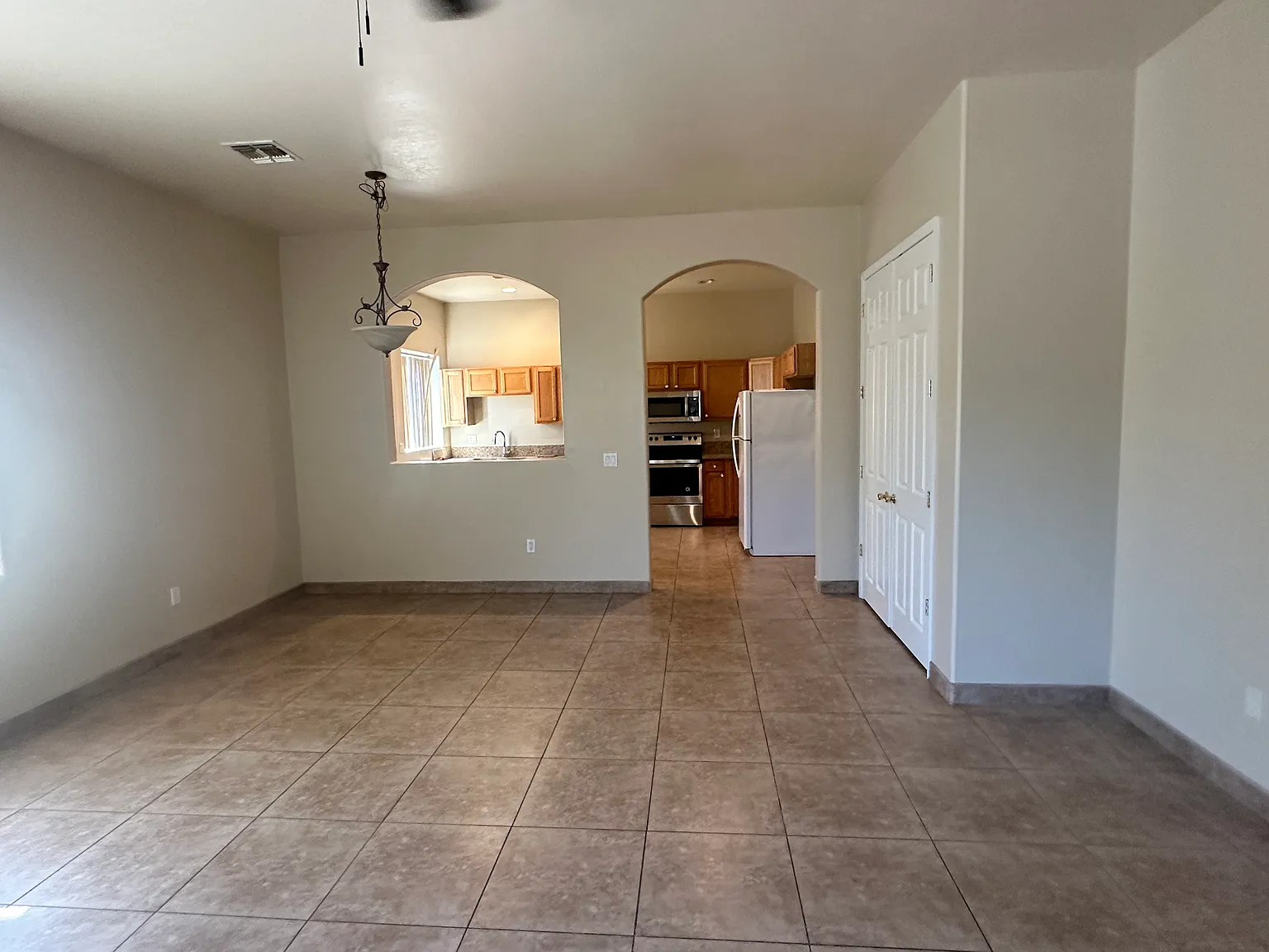 3 bed, 1600 sqft, $2,100 — Photo 2