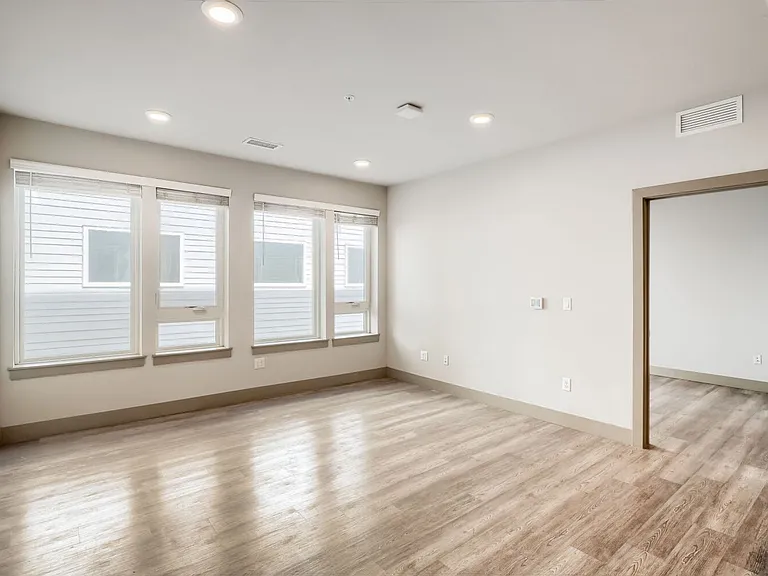 4923 King St — Photo 36
