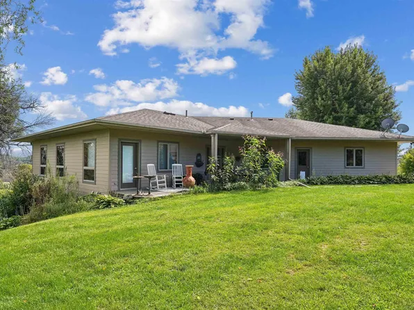 2229 Pole Line Rd, Decorah, IA 52101