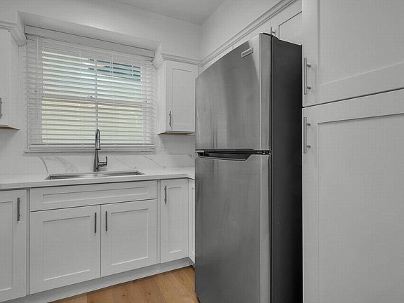 4th image of 2034 S Beverly Glen Blvd APT 1