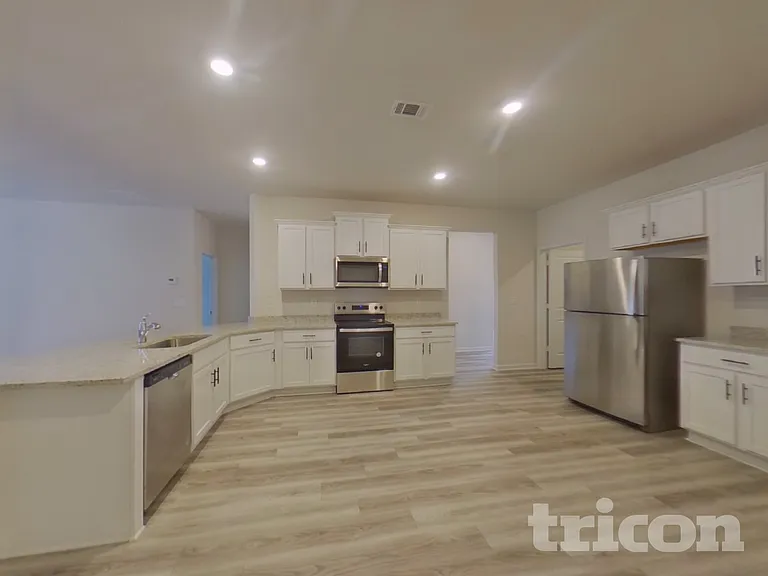 1004 Claas Way — Photo 7