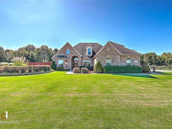 3rd image of 2398 Marylane Dr