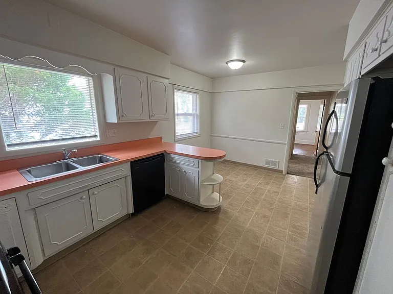 532 Clifford Ave — Photo 8