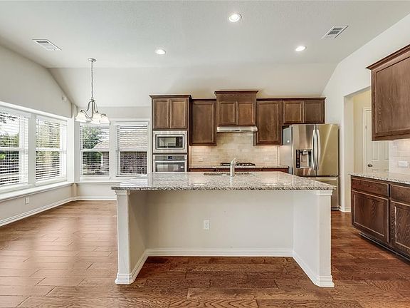 3rd image of 931 Catalina Ln